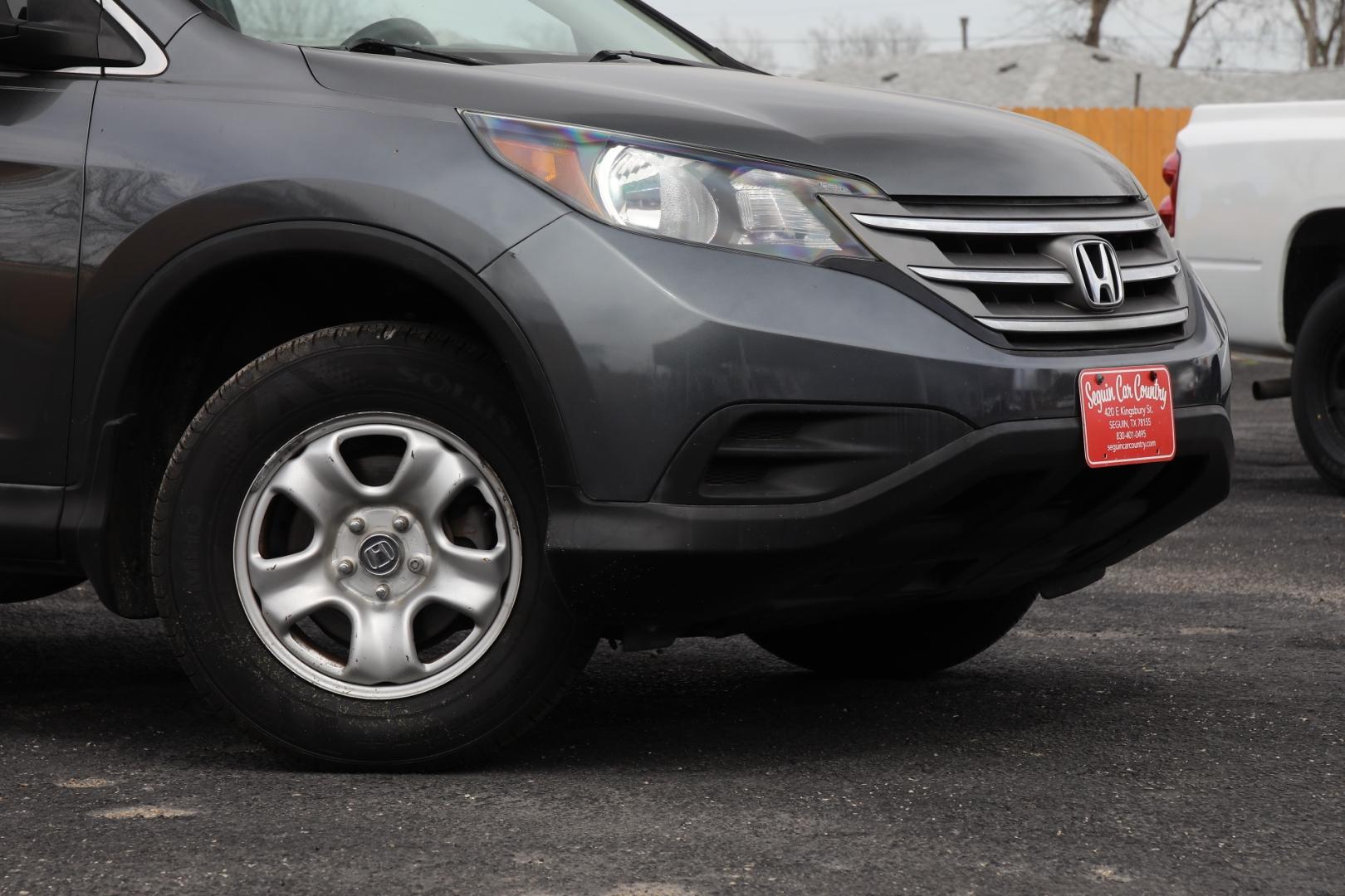 2013 GRAY HONDA CR-V LX 2WD 5-Speed AT (3CZRM3H38DG) with an 2.4L L4 DOHC 16V engine, 5-SPEED AUTOMATIC transmission, located at 420 E. Kingsbury St., Seguin, TX, 78155, (830) 401-0495, 29.581060, -97.961647 - Photo#2